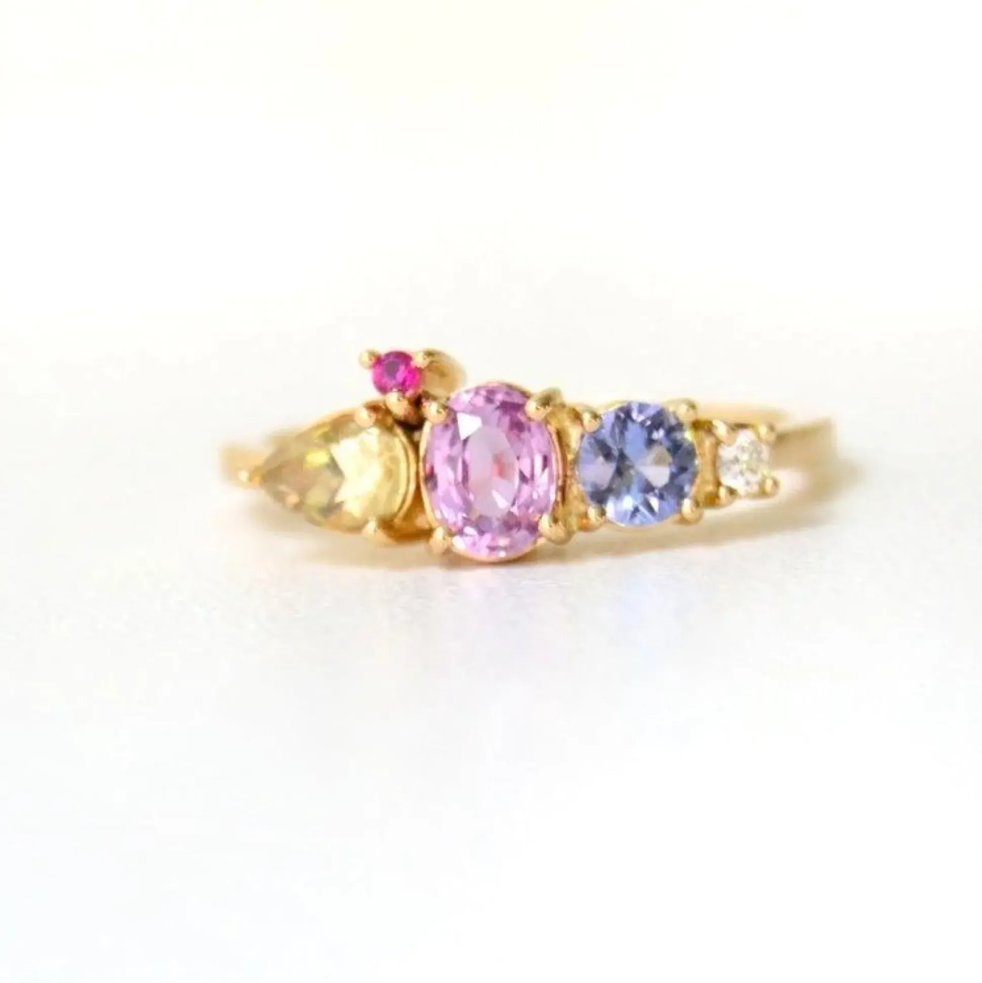 Anpé Atelier Varnaya 18kt Guld Ring m. Safirer