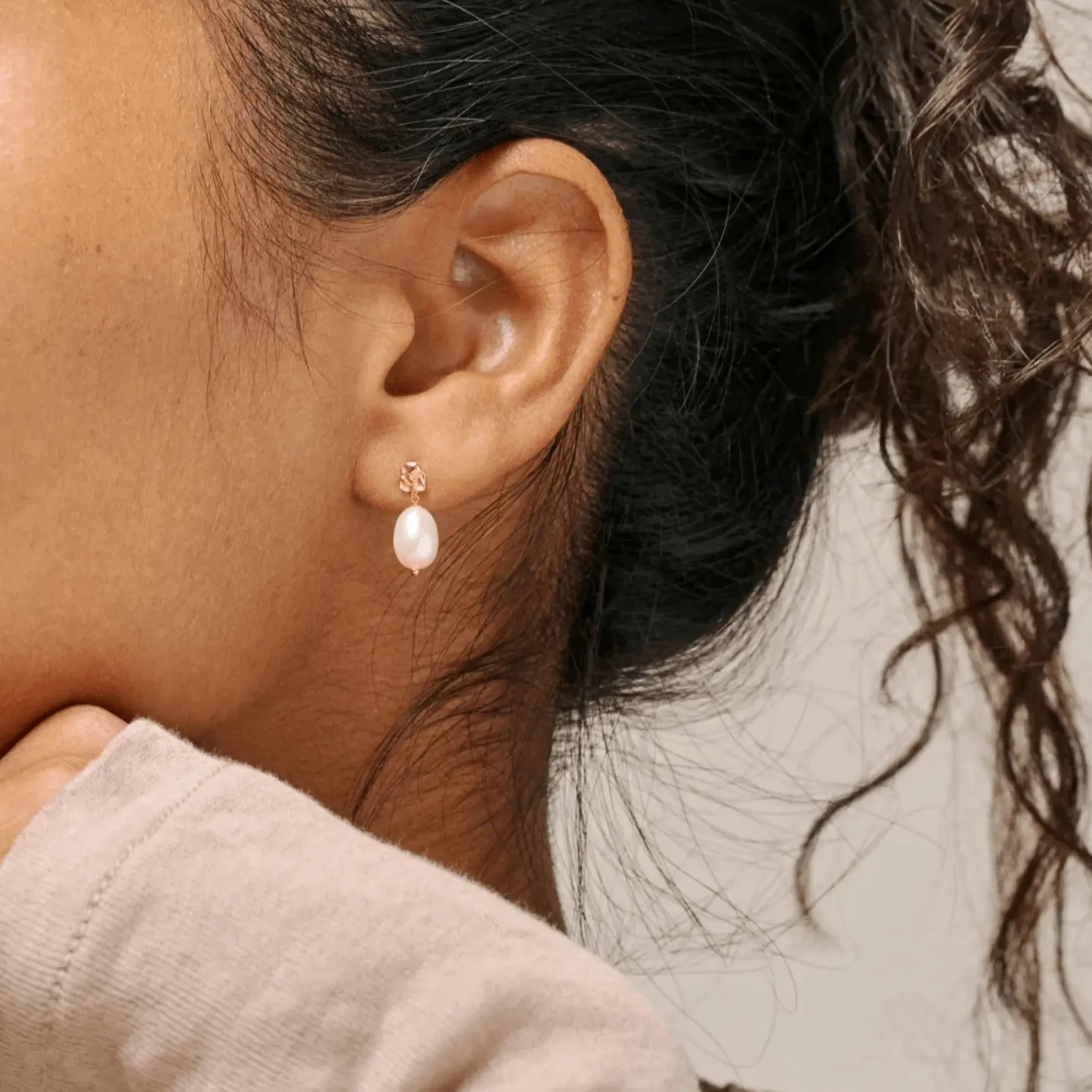 Enamel Poe Pearl Studs - E384GM-Pearl