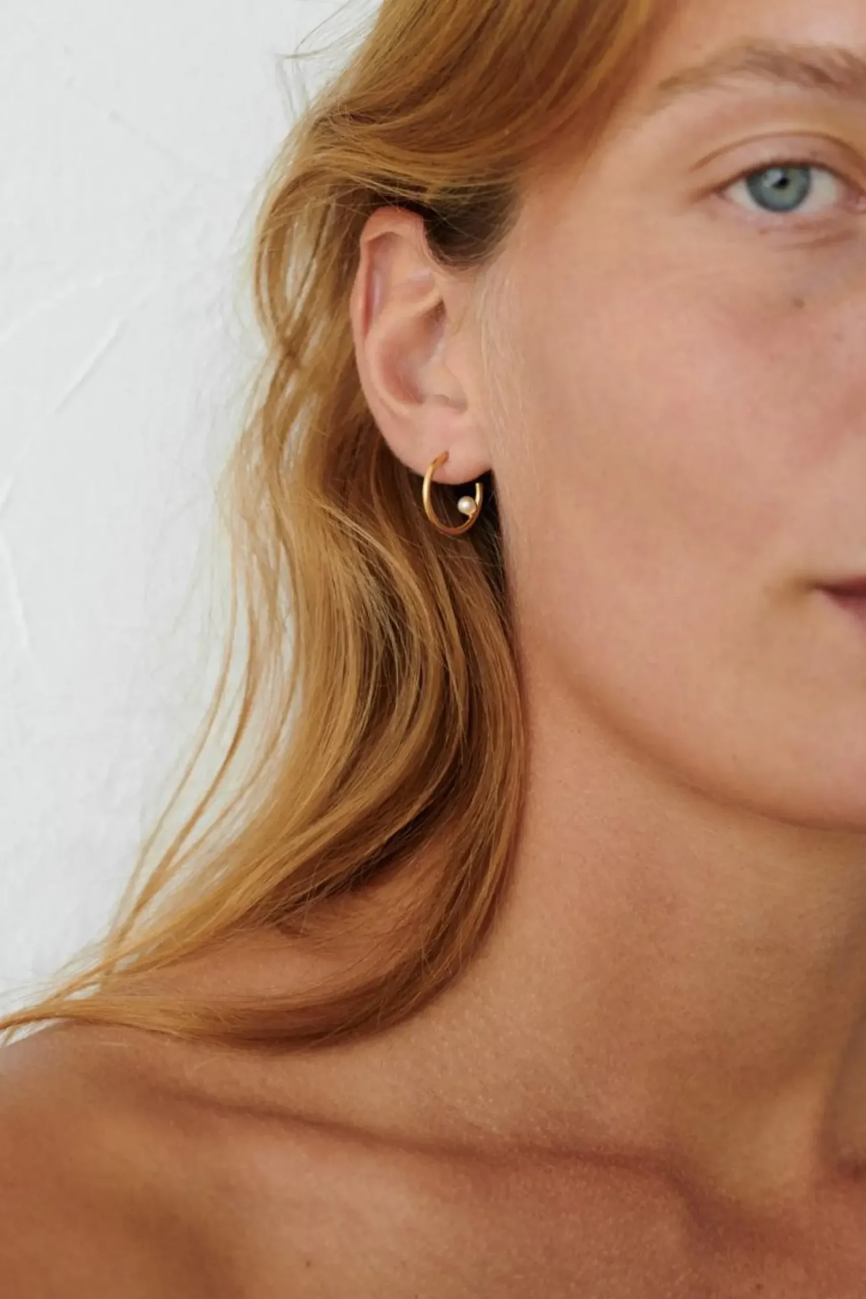 Pernille Corydon Pearl Globe Hoops I Forgyldt Sølv